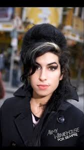 La noche del 10 de Febrero del año 2008 entró al Récord Guinness por ser la  primera artista británica en ganar "5 Premios GRAMMY", por Grabación del  año, Canción del año, Mejor