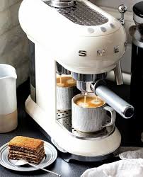 Host of artisan coffee providers. Accessori Elettrodomestici Smeg Per Un Look Chic Retro Macchina Del Caffe Home Espresso Machine Smeg Kitchen Uses For Coffee Grounds