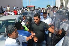 Reprimen policias estatales a taxistas que se manifestaban en el IET