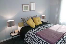 Il faut le voir pour le croire. Chambre Bleu Gris Decore Avec Des Accessoires A Motifs Dynamique Et Elegant