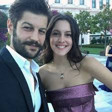 Oyuncu serhat teoman, önceki gün sevgilisi leyla feray'la akmerkez'de görüntülendi. Leyla Feray Sevgilisi Kiminle Evli Sevgilisi Kim