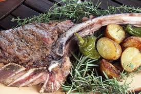 Kalbskotelett Mit Steinpilzkruste Pikanten Kartoffeln Kartoffelwerkstatt Kalbskotelett Lebensmittel Essen Rezepte