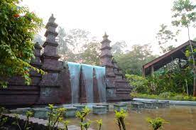 巴厘岛是邻国印尼著名的旅游胜地 环境优美 海景迷人 是许多人旅游的选择之一哦 现在 不需要特地飞到印尼 在新山士乃的rina balinese resort也一样可以体验到巴厘岛的度假风情咯 虽然这里不能与真正的巴厘岛相比 但如果你也想在新山体验到巴厘岛的独特风情