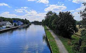 Kanalın yapay güney kısmı 215 km (134 mil) sonra meppen yakınlarında sona erer. Radweg Am Dortmund Ems Kanal Teilweise Gesperrt Radio 91 2