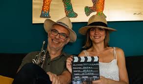 Η επιτυχημένη σειρά εποχής του αντ1 «άγριες μέλισσες» έχει καταφέρει να κερδίσει τις καρδιές των τηλεθεατών και όλοι περιμένουν με αγωνία να παρακολουθήσουν την συνέχεια της συναρπαστικής. Danah Mixalakh Ntynei Me Thn Aerinh Fwnh Ths Moysiko Kommati Zinapost Gr