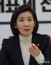 나 전 의원은 2011년 10월 26일 열린 서울시장 보궐선거에 출마했답니다. ë‚˜ê²½ì› ë‚´ì¼ êµ­ë¯¼ì˜íž˜ ë‹¹ëŒ€í'œ ì¶œë§ˆ ì„ ì–¸ ë‰´ìŠ¤ ë™ì•„ë‹·ì»´