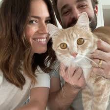 Dear amazing Cat Moms everywhere, #HappyMothersDay! In honor of this  special day, we're featuring 10 incredible female celebrities and their  feline companions. Swipe through to see the adorable duos! With Love, hugs,