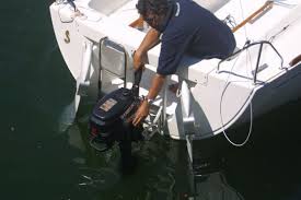 Chaises et supports pour moteurs hors bord. Outboard On A Sailboat Propulsion Adapted To Light Weights