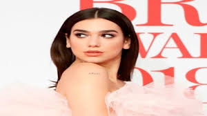Dua lipa strips down to sparkly pink lingerie after making two outfit changes during her racy performance. Tulis Kata Babi Di Postingan Instagram Penyanyi Dua Lipa Ini Banjir Ejekan Tribunnews Bogor