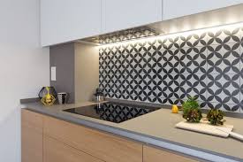 En construye hogar hemos visto iluminación de cocinas modernas, donde revisamos como emplear en esta idea de decoración tenemos un piso de porcelanato blanco y una pared gris que reflejan los. Moderna Cocina En Roble Blanco Y Gris Reformas De Cocinas En Barcelona Lautoka Urbana