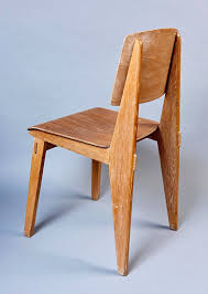 La chaise dobra reprend le style intemporel des chaises traditionnelles en bois en y ajoutant des ingrédients qui lui donnent une allure moderne: Interior Design Addict Chaise En Bois By Jean Prouve From A Unique Collection Of Antique And Modern Chairs At Https Www 1stdibs Com Furniture Seating Chairs Interior Design Addict