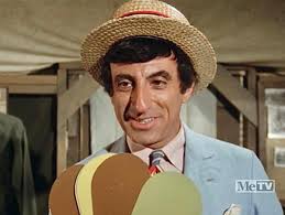 Klinger pretending to sell aluminum siding to Colonial Potter.