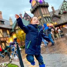 Go On Go Back And Grow Up But I M Warning You Once You Re Grown Up You Can Never Come Back Peter Pan Anyone El In 2020 Disney Photography Peter Pan Disneyland