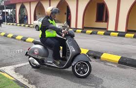 Saya kamal, jurupandu metro driving academy subang. Tiada Lesen Beli Vespa Dan Metro Driving Sediakan Pakej Lesen Percuma Mekanika