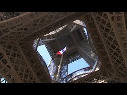 Bienvenue sur la page officielle de la tour eiffel ! 75 Ans Apres Le Drapeau Francais A La Tour Eiffel Youtube