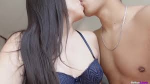 Sorprendo a mi amiga chupándole las tetas y el culo, ella cabalga mi verga  con su vagina apretada - XNXX.COM