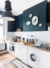 cuisine en blanc et bleu j aime le luminaire de style industriel le parquet en bois chaleureux le bleu cuisine moderne interieur de cuisine cuisines maison