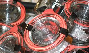 Deschide usa cuptorul si lasa borcanele si capacele pe tava din cuptor, ca sa se raceasca treptat, apoi sunt gata de umplut. Cat LÄƒsÄƒm La Sterilizat Conservele BucÄƒtÄƒreli La Borcan