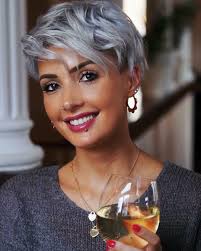 Chi ama osare potrà sperimentare con i capelli grigio platino, . Capelli Grigi Sfumature Spettacolari Da Condividere Per Il 2019