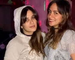 ولدت وحدي وحين أموت أموت وحدي. ÙŠØ§Ø³Ù…ÙŠÙ† Ø¹Ø¨Ø¯ Ø§Ù„Ø¹Ø²ÙŠØ² ØªØ«ÙŠØ± Ù‚Ù„Ù‚ Ø¬Ù…Ù‡ÙˆØ±Ù‡Ø§ Ø¨ØµÙˆØ±ØªÙ‡Ø§ Ùˆ Ù„Ù‡Ø§ ØªÙƒØ´Ù Ø§Ù„Ø³Ø¨Ø¨ Ø§Ù„Ù…Ø¯ÙŠÙ†Ø© Ù†ÙŠÙˆØ²