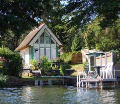 Das gemütliche hotel haus am see liegt direkt am kleinen obersee der rurtalsperre am nationalpark eifel. Reetgedecktes Haus Direkt Am See Boot Hauschen Zur Miete In Krakow Am See Mecklenburg Vorpommern Deutschland