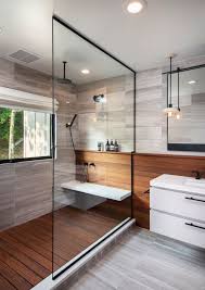 Badezimmer Mit Grosszugiger Dusche Mit Holzboden Interior Home House