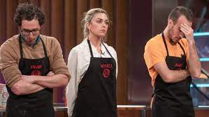 Al chef calvo se le había desatado los cordones y su compañero no dudó en agacharse para atarle los cordones. Maria Se Despide Del Sueno De Masterchef 9