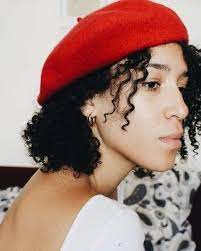 How To Wear A Beret With Curls According To This Parisian Jewelry Designer Textured Curly Hair Curly Hair Styles Textured Hair