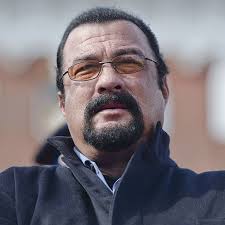 Steven frederic seagal) — американский киноактер, мастер боевых искусств и популяризатор айкидо, музыкант. Stiven Sigal Stal Individualnym Predprinimatelem V Rossii Vokrug Tv