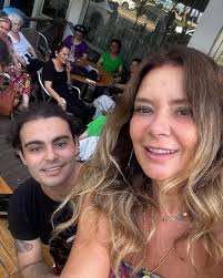 Güzel bir haberle uyandım bugün. Yaren Zara Berg'in yönettiği Kan  filmindeki rolümle Las Vegas Film Festivali'nde En İyi Kadın Oyuncu  Ödülü'nü kazanmışım. Bu endişeli günlerde müthiş bir moral oldu bana. Emeği  geçen