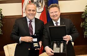 Als wertschätzung wurde dem bürgermeister ein mitgliedsausweis mit der nummer. Wiens Burgermeister Michael Ludwig Empfing Amtskollegen Bandic Aus Zagreb Kosmo