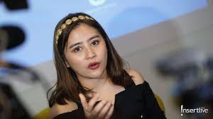 Artis 24 tahun ini membagikan video mengenakan gaun pengantin. Lelah Dengan Drama Pacaran Prilly Latuconsina Pilih Nonton Drakor