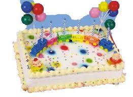 In einer nachgebildeten dampflokomotive wird der baumkuchen frisch vor den gästen zubereitet und in verschiedenen variationen angeboten. Cafe Conditorei Backerei Spatz Torten Kindertorten Zug Torte A4