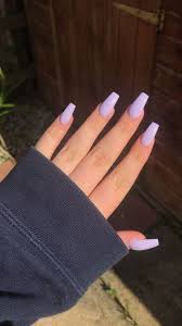 Este 2018 nos trae una excelente propuesta en cuanto a colores de esmaltes para uñas con acrílico cortas, uno de los colores que marcará tendencia es el violeta platinado. Curling With Socks This Is How The Trend Hairstyle Works Without Heat Everything You Are Looking For Unas Postizas De Gel Unas Acrilicas De Colores Unas Cortas De Acrilico
