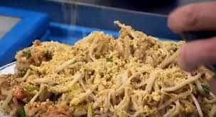 But even for the most consummate professionals in the kitchen, some dishes are out of reach. Twitter Brings Back The Time Gordon Ramsay S Pad Thai Was Roasted By A Thai Chef