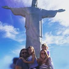 Renato aragão leva prêmio por estilo e ganha elogios de marcos mion. Alessandra Ambrosio Visita Cristo Redentor Com A Familia Ofuxico