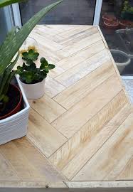 Diy Pallet Table Instructions On How To Inexpensively Build This Modern Table Using Scrap Wood Di Pallet Table Diy Pallet Furniture Outdoor Diy Wooden Table