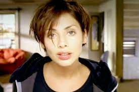 Imbruglia left australian soap opera neighbours in 1994 and moved to london. The Internet Is In Disbelief That Natalie Imbruglia S Torn Is A Cover