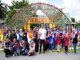 Aku tak tahu bagaimana ia bisa menjalin hubungan dengan mereka. Cara Kreatif Sambut Merdeka