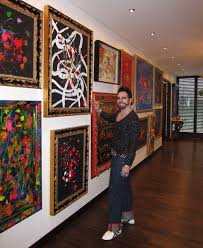 In seinem auftreten und seinem aussehen ist er exzentrisch. Kunst Gegen Den Krieg Harald Gloockler Prasentiert Sein Kunstevent Newsbaron De Nachrichten