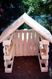 Kleine Hutte Zum Spielen Im Garten Spielhaus Garten Gartenhaus Bauen Garten Spielplatz