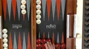 Ciascun giocatore possiede 15 pedine che muove lungo 24 triangoli (punti) secondo il lancio di due dadi. Regole Del Backgammon In Italiano Fase Uno Youtube