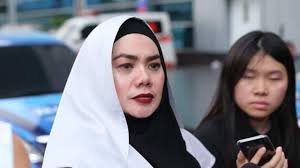 Sarita abdul mukti, sebelumnya sudah dikenal banyak orang dan sempat ramai diperbincangkan oleh publik karena menjadi korban perselingkuhan pada tahun 2017 silam. Biodata Sarita Abdul Mukti Janda Kaya Yang Berhasil Kena Rayuan Maut Vicky Prasetyo Smartphone Digital Infotainment Beepdo Com
