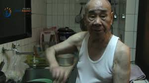 台中南屯湖南朱宗仁牛肉麵 牛腩肉以冷水汆燙至7分熟後撈起洗淨表面 汆燙湯水濾後備用 牛腩順紋 順肌肉紋路 對切後再逆紋切塊後起油鍋過油 爆香蒜頭 薑片並加入甜麵醬 米酒 冰糖 炒香至出焦糖色醬汁牛腩肉 白蘿蔔與醬汁入湯中燉煮 鹽調味可至完成時再依個人鹹淡口味調整