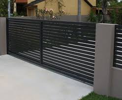 Observez L Originalite De Ce Portail Coulissant Sur Mesure En Aluminium Nao Portail Jardin Toulon Nice Portail Coulissant Portail Maison Portail