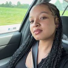 Ariana Grande reacts to an interviewer who says he met his partner and 95%  of his friends through the arianator fandom.