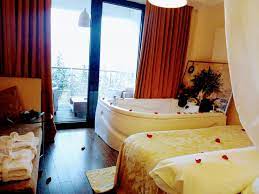 18, unirii 030119 bucureşti sector 4 0213 306 715 Camera Olive Double Deluxe Cu Baldachin Si Jacuzzi Pentru 2 Persoane Pe Terasa Camerei Sau In Interiorul Camerei Langa Fereastra Si Pat Hoteluri Predeal Mythos Luxury Rooms Hoteluri