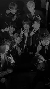 Stays can tell stray kids 400,000,000 times that they are amazing, they are worth it and give them tons of compliments, and they would just be humble about it. B U B B L I E C H A N Dark Aesthetic Gray Aesthetic Black Wallpaper