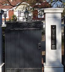 Stilvolle Betonpfosten In 2020 Klassische Moderne Architektur Toreinfahrt