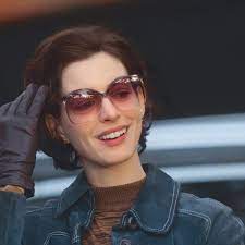 Anne hathaway ama cambiare look e sfoggiare stili diversi. Il Nuovo Look Di Anne Hathaway L Attrice Stupisce Tutti Coi Capelli Corti E Mossi